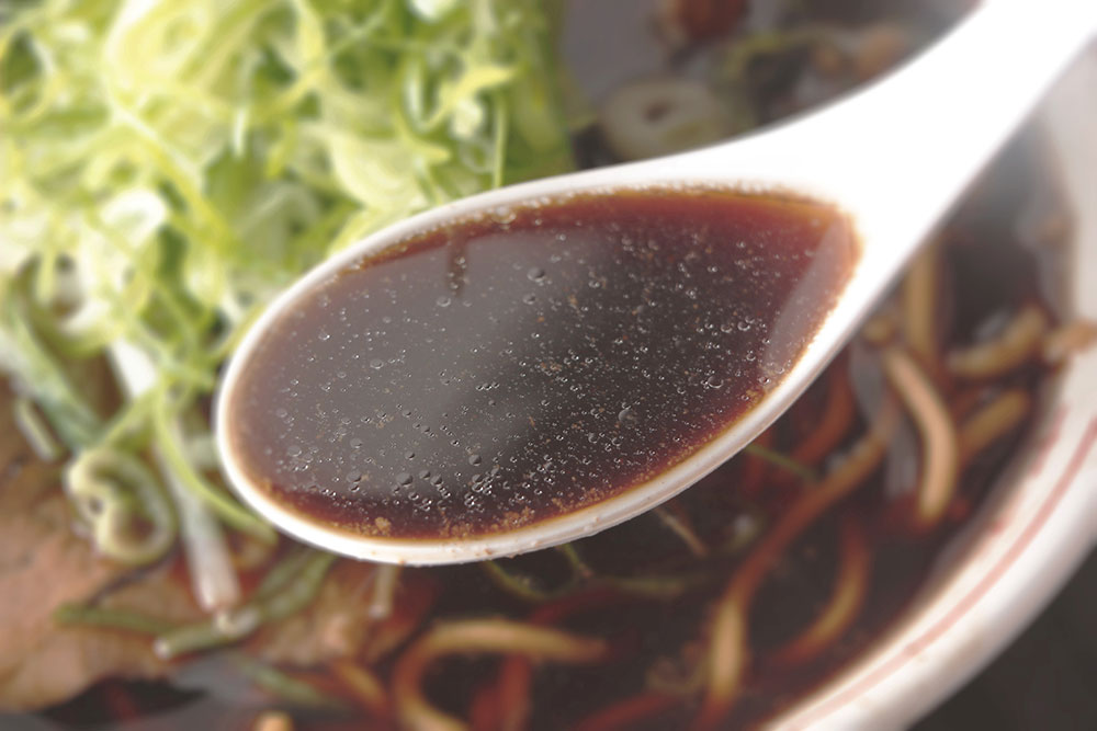 新福菜館のラーメン スープ