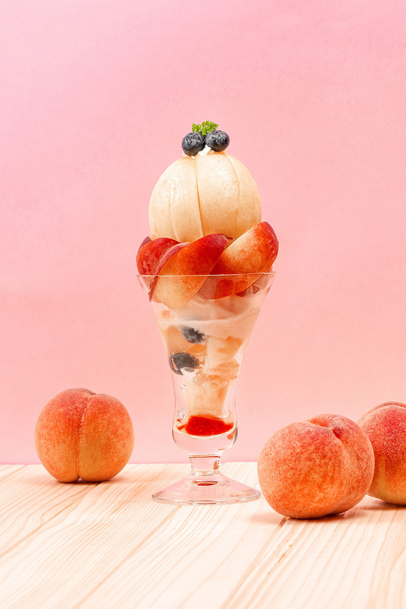 フルーツピークス横浜ポルタ店で桃を2玉使った“まるごと桃パフェ”発売中！完熟の桃を存分に