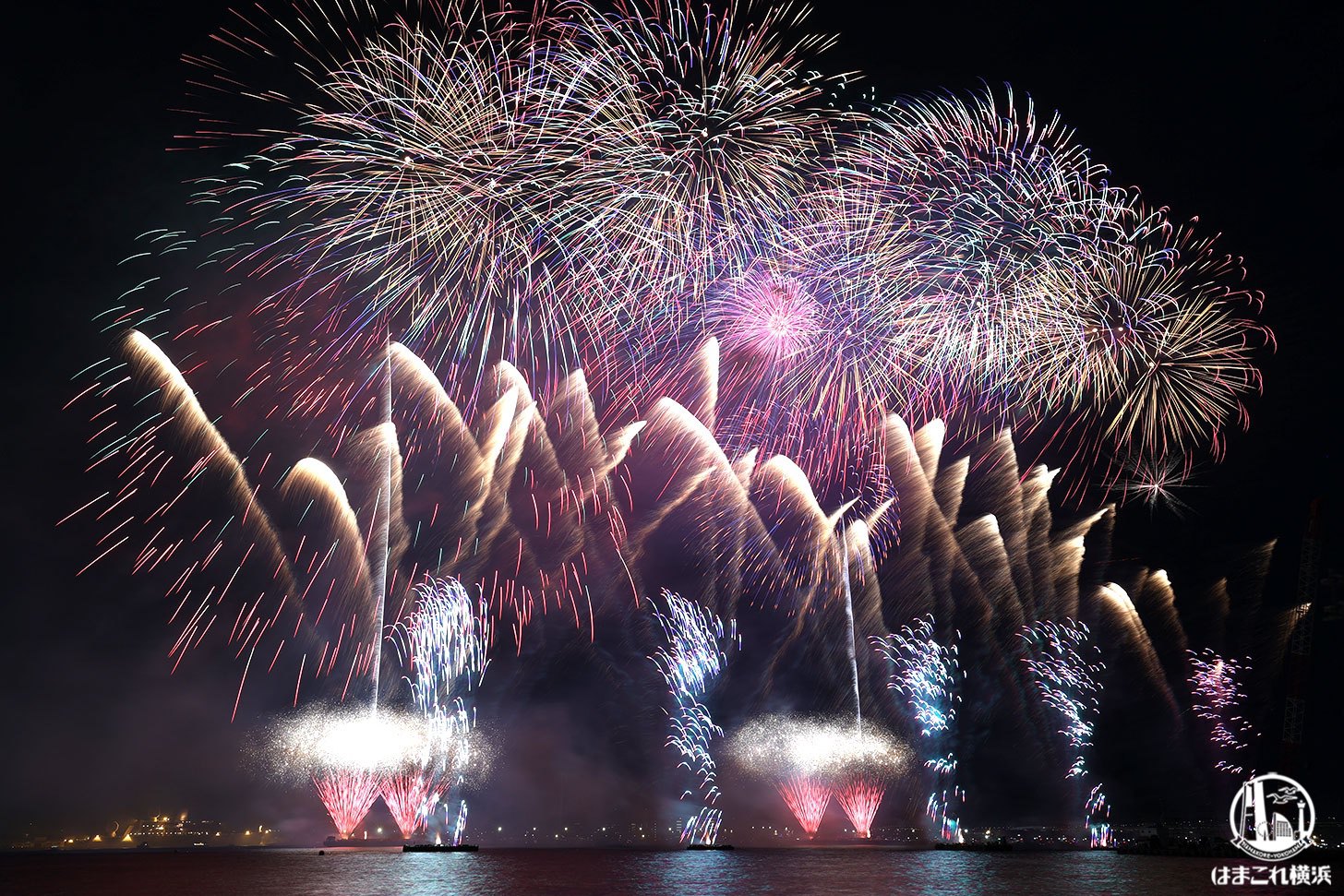 みなとみらいスマートフェスティバルの打ち上げ花火に酔いしれる！横浜の夜空輝く25分間の絶景