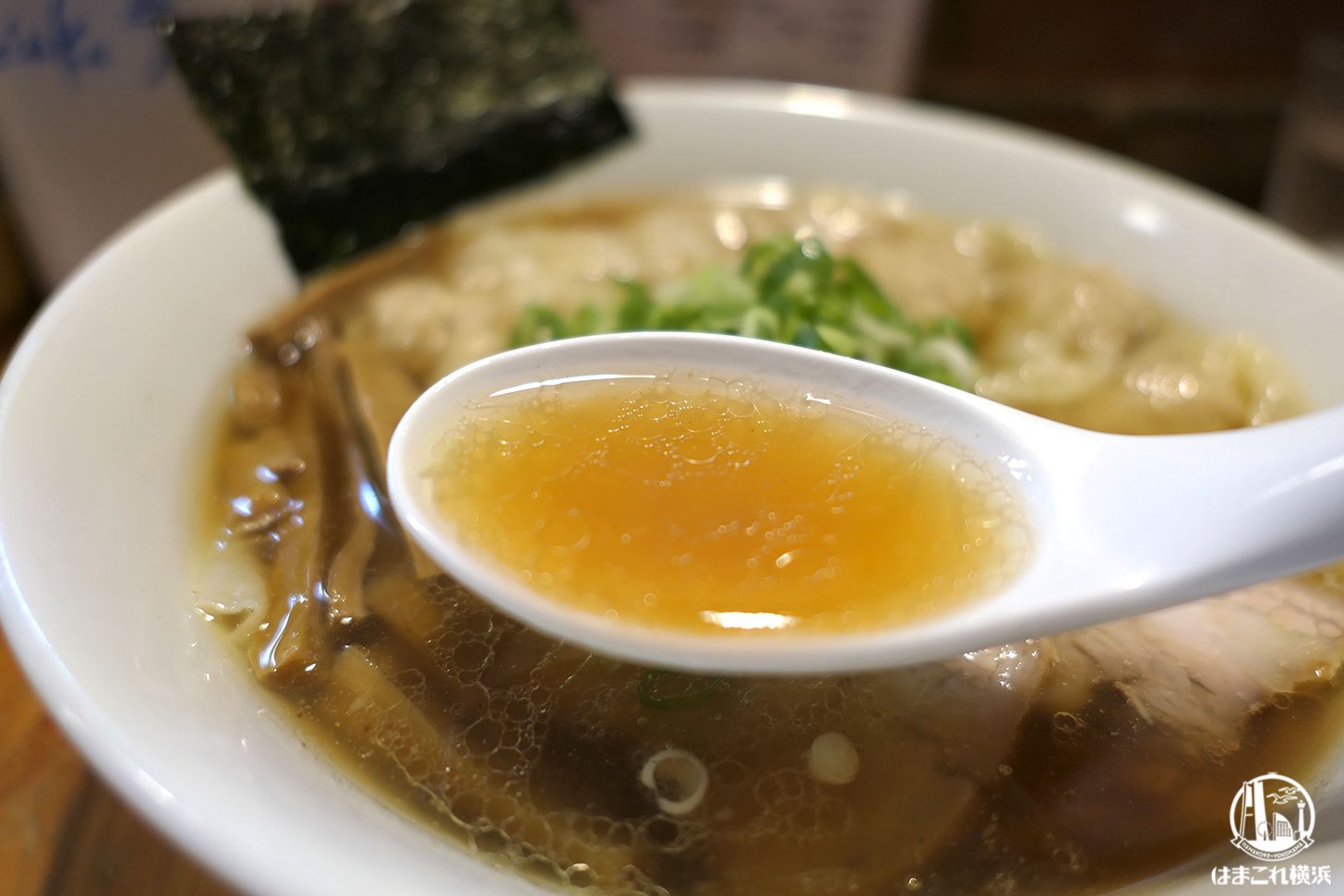 醤油ワンタン麺 スープ