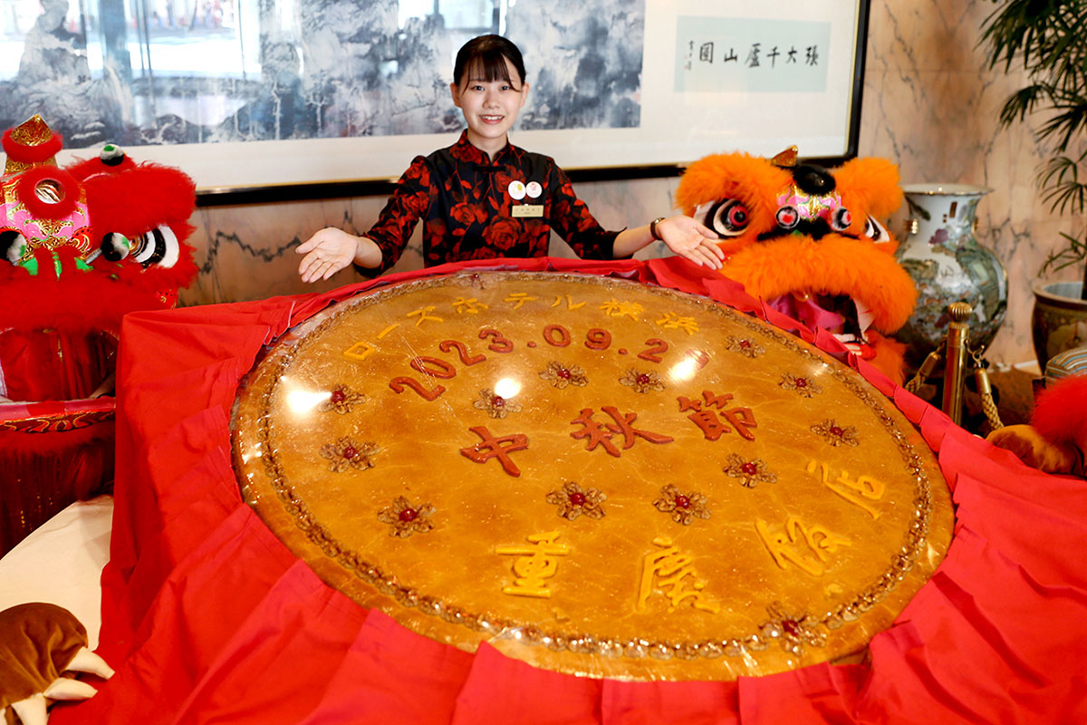 横浜中華街のローズホテルに日本最大級「中秋大月餅」出現！中秋節に合わせて