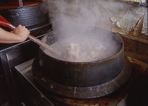 鉄釜で炊く魁龍自慢の超濃厚スープ