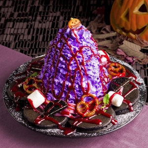 エッグスンシングス「ハロウィンパーティーパンケーキ」発売！真っ黒パンケーキ×紫クリームのダークな一品