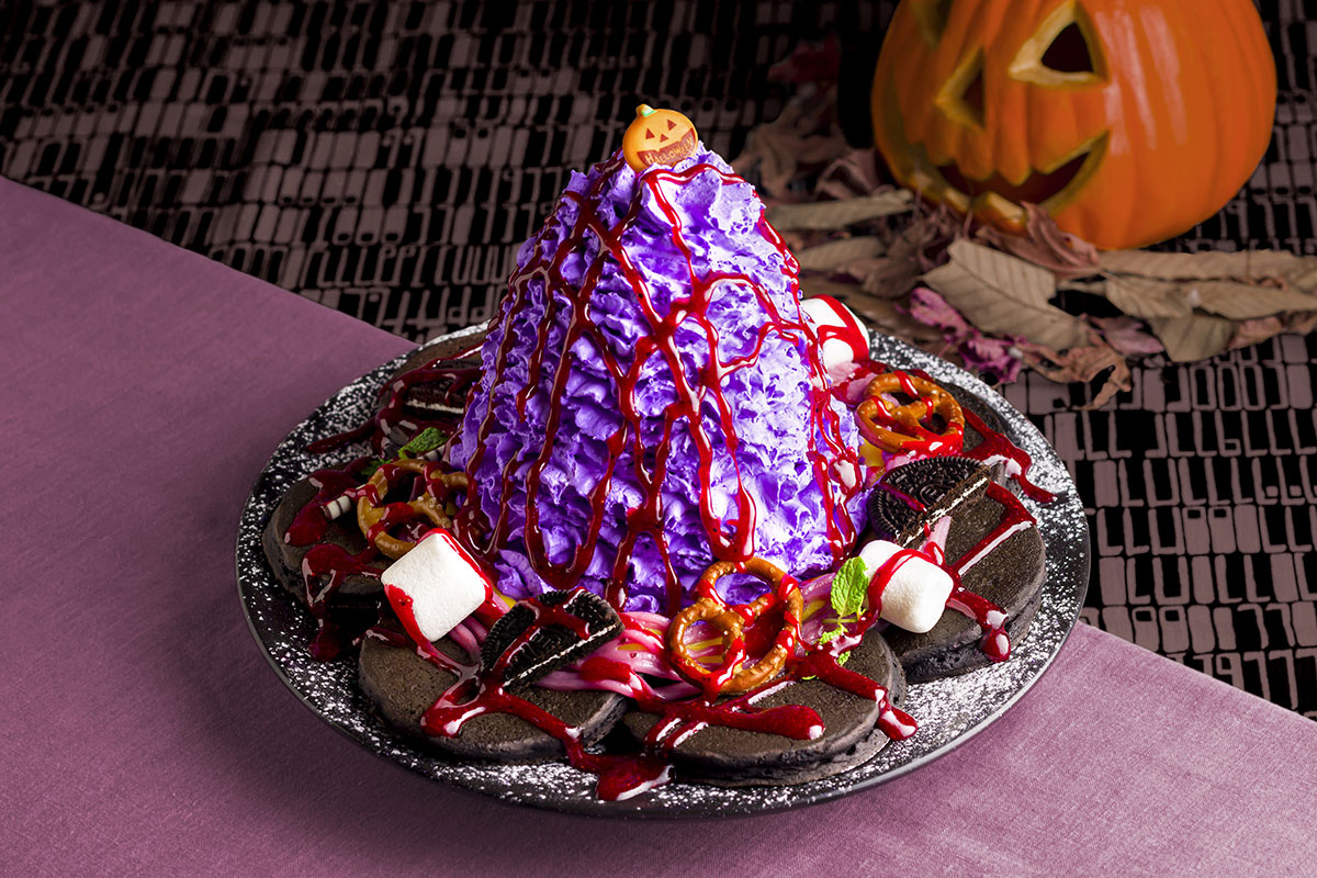 エッグスンシングス「ハロウィンパーティーパンケーキ」発売！真っ黒パンケーキ×紫クリームのダークな雰囲気