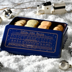 横浜・ホテルニューグランドから冬限定クッキー缶“冬缶”登場！雪降る本館のお洒落デザイン