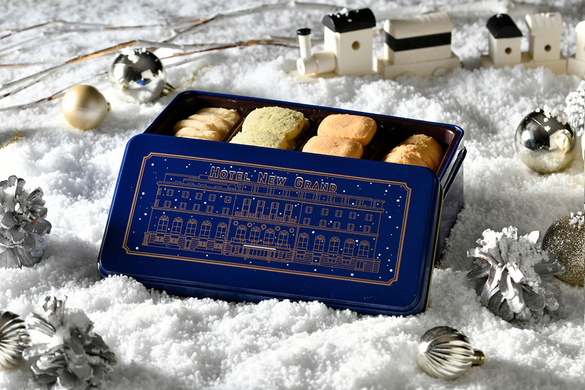 横浜・ホテルニューグランドから冬限定カラーのクッキー缶！雪景色のホテル外観をお洒落に表現