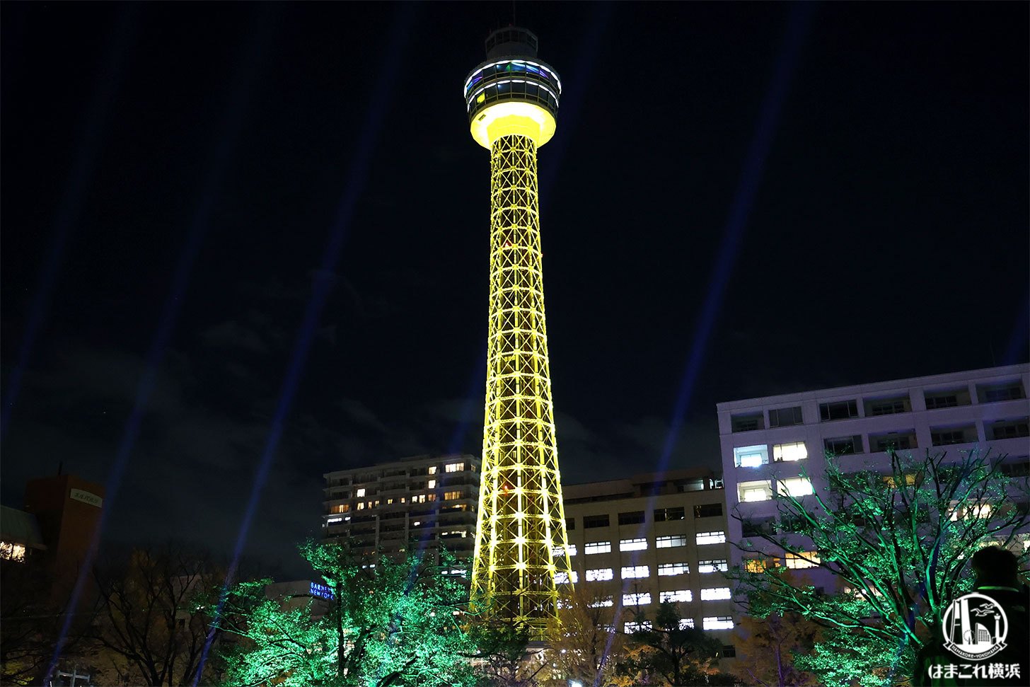 横浜マリンタワーの黄金色ライトアップ