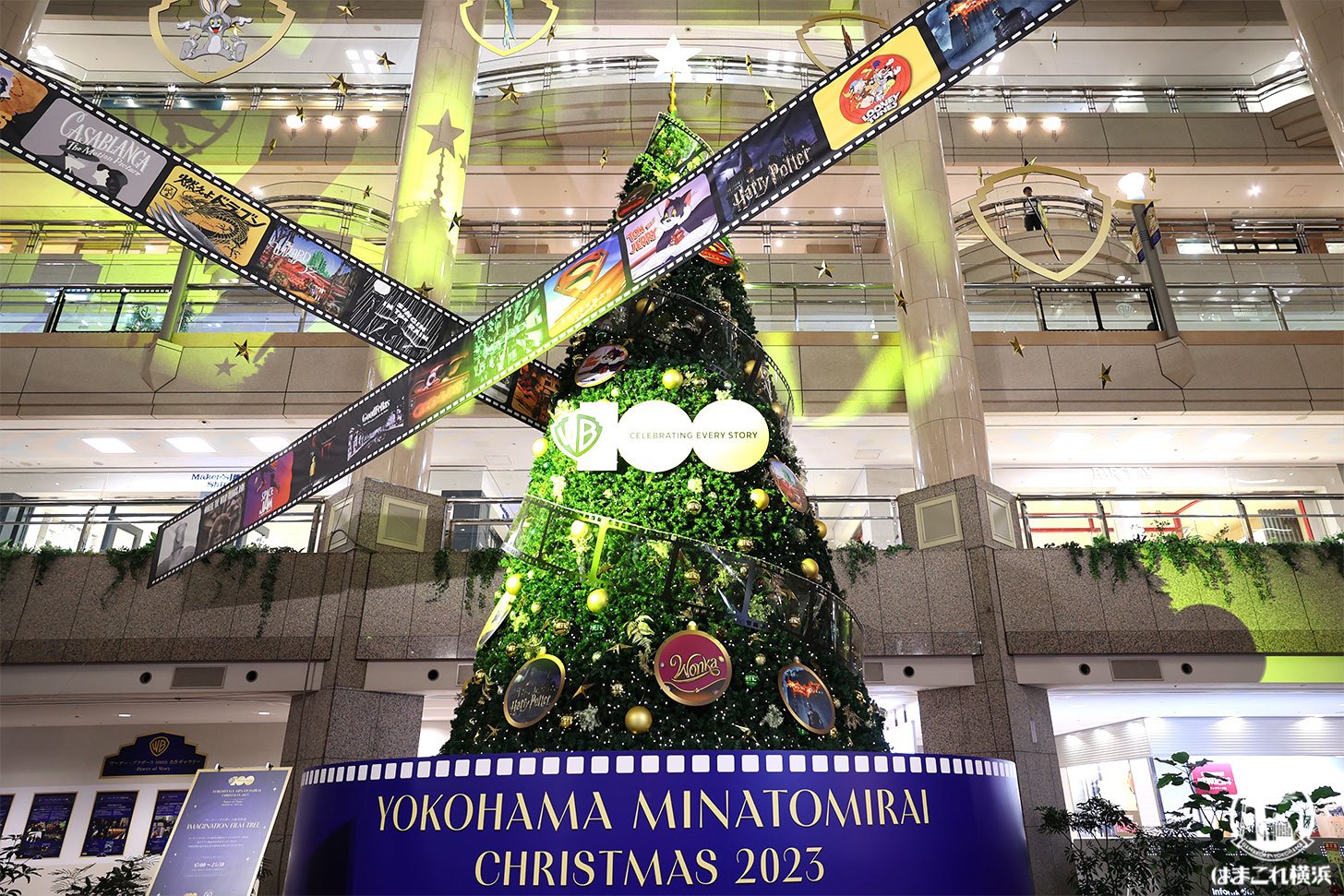 横浜のランドマークプラザ2023年クリスマスツリー点灯！館内装飾にワーナー・ブラザースの世界観も