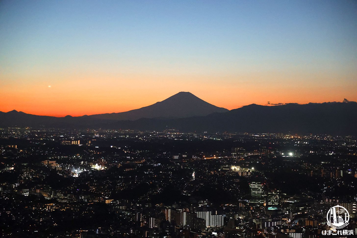 展望フロア「スカイガーデン」から見た富士山シルエット
