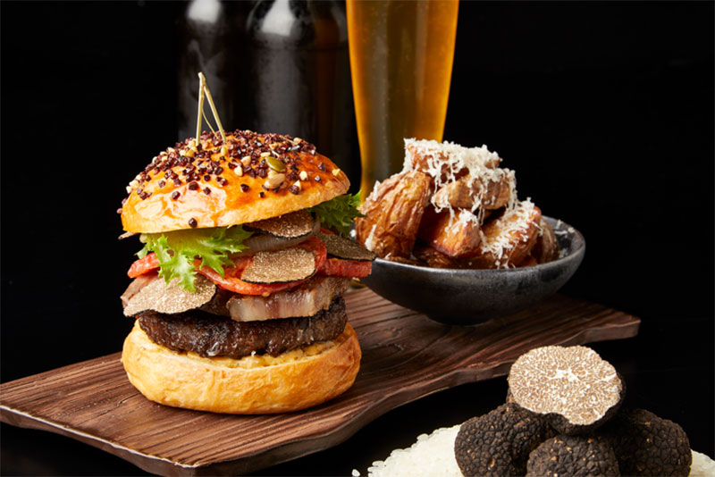 ウェスティンホテル横浜の最上階「コード・バー」1日5食限定の贅沢ハンバーガー発売！