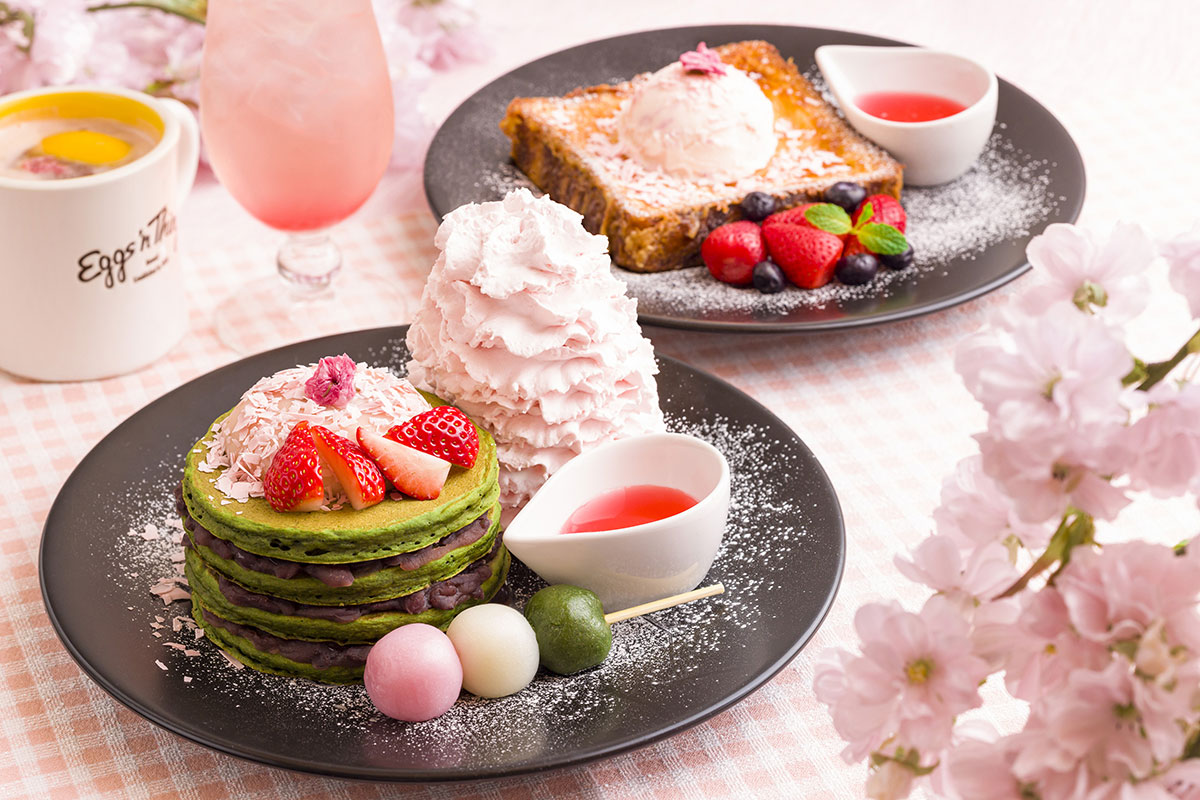 エッグスンシングス「桜抹茶パンケーキ」お花見シーズンに！三色団子や苺も揃う華やかな一皿