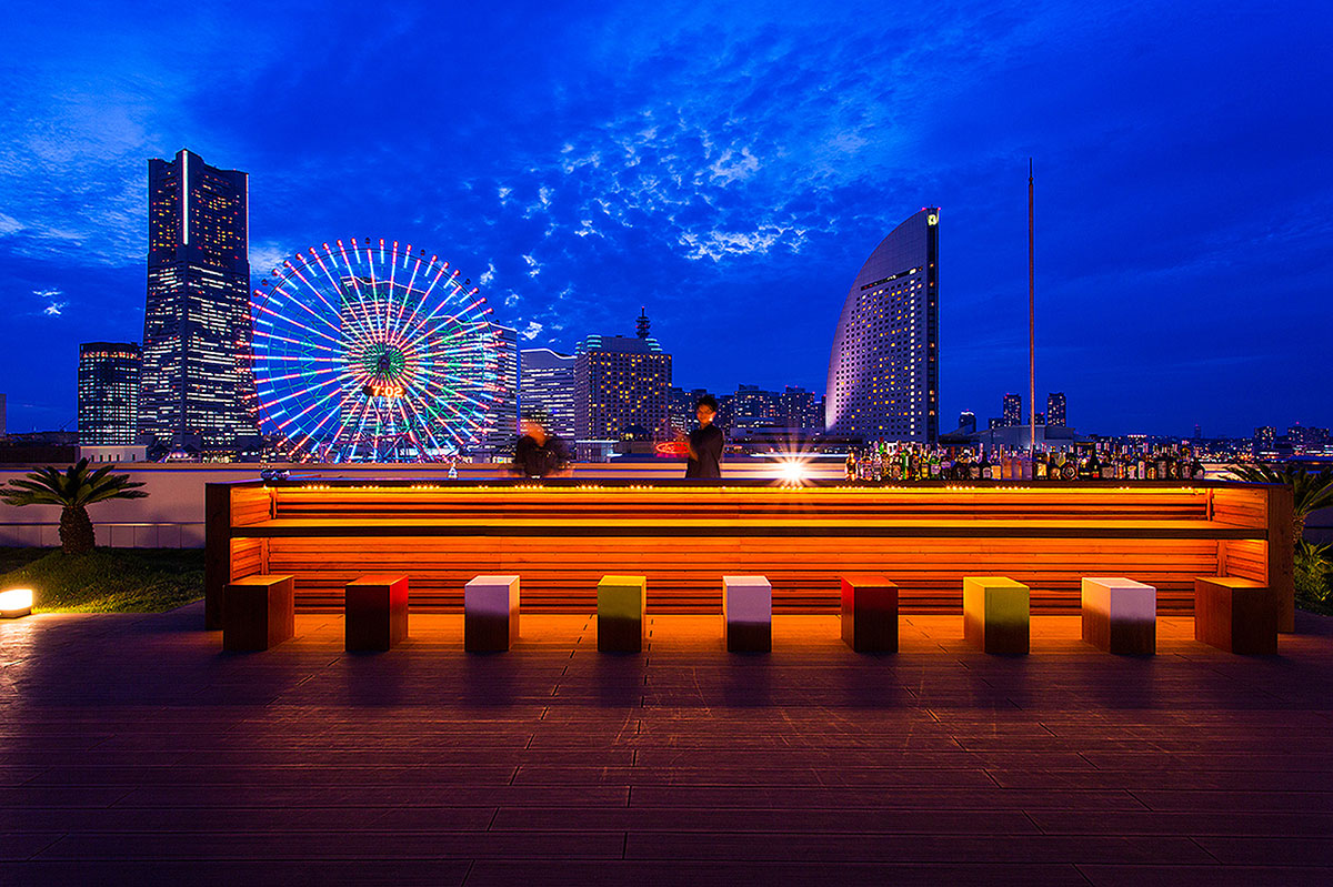 海と夜景を一望！夏限定のオーシャンズバー「グランドオリエンタルみなとみらい」屋上に