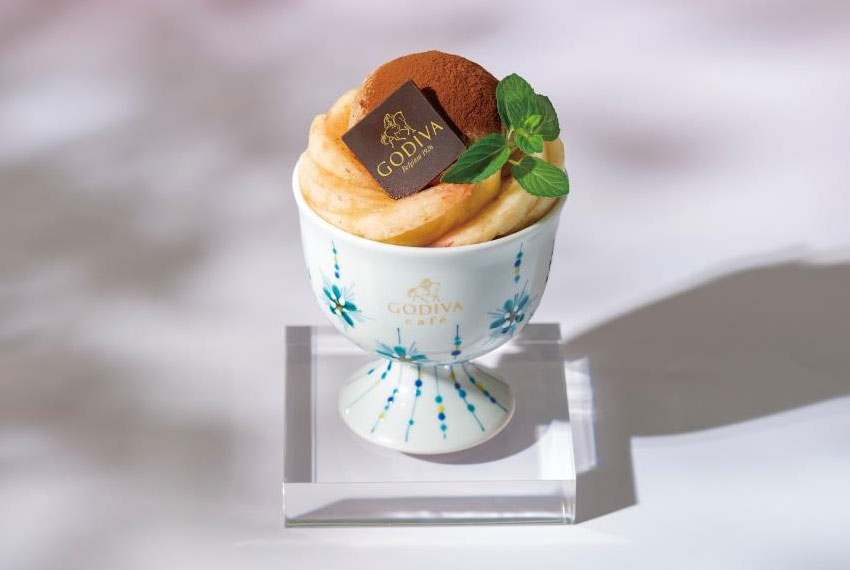 ゴディバカフェみなとみらい店「桃と小松大麦のチョコレートパフェ