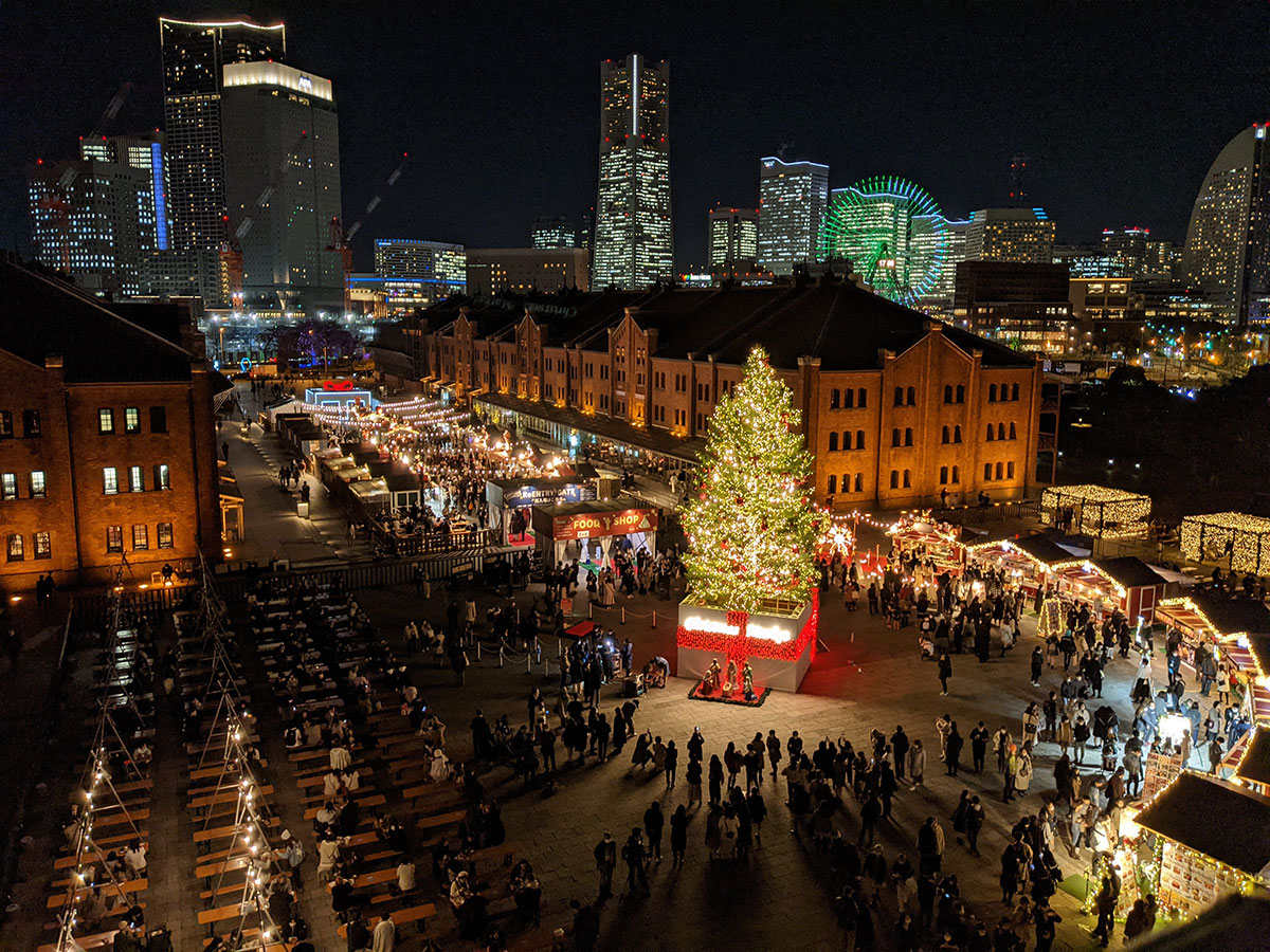 横浜赤レンガ倉庫のクリスマスマーケット2024年は“メモリアル”開催！クリスマスツリーやイルミで煌びやかな世界に