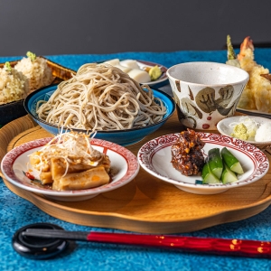 横浜ハンマーヘッドに「蕎麦 菫（すみれ）」誕生！日本の辛味スパイスをアクセントに料理や豊富なお酒を