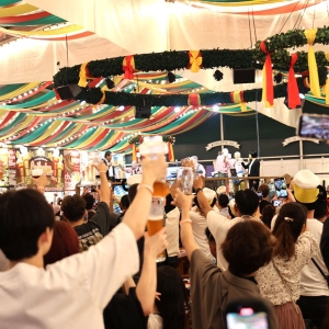 横浜赤レンガ倉庫「横浜オクトーバーフェスト2024」開催中！100種以上のビール＆グルメ集結・生演奏も