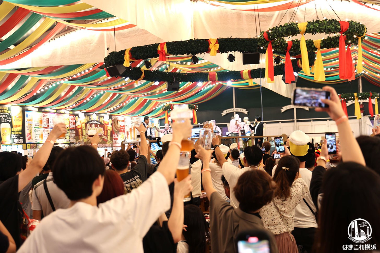 横浜赤レンガ倉庫「横浜オクトーバーフェスト2024」開催中！100種以上のビール＆グルメ集結・生演奏の雰囲気も