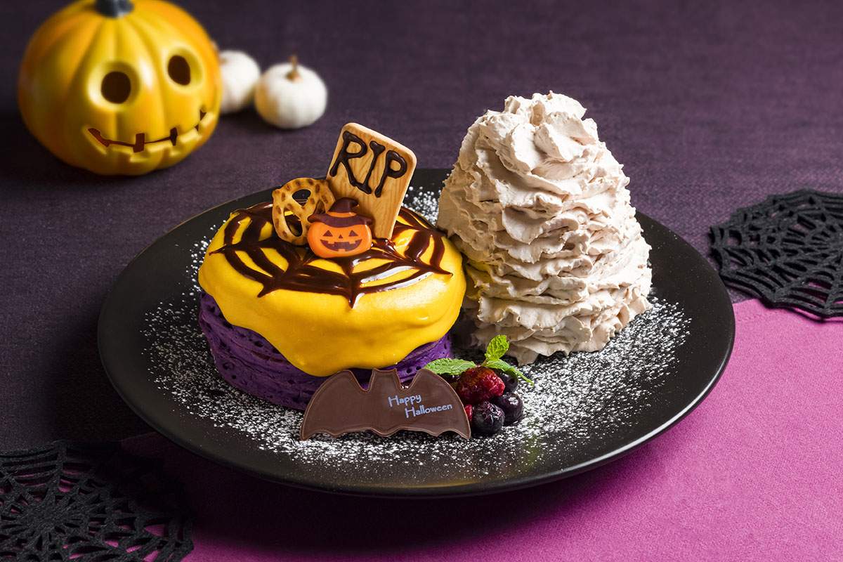 エッグスンシングスからハロウィン限定“紫パンケーキ”パンプキンクリーム×チョコホイップたっぷりと！