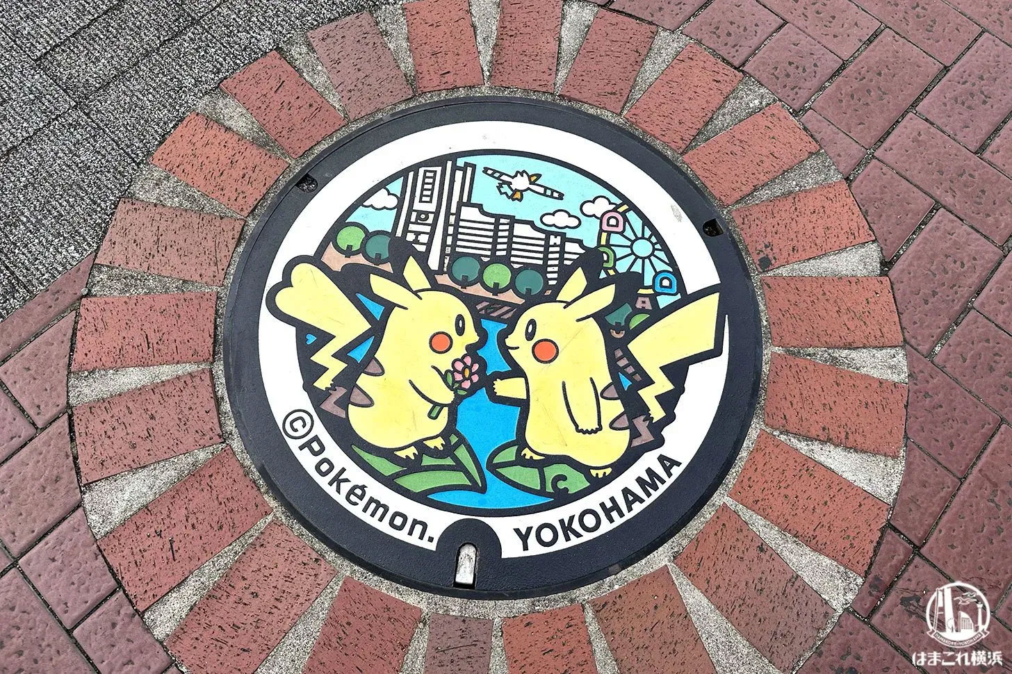 JR桜木町駅前：ピカチュウデザインのポケふた