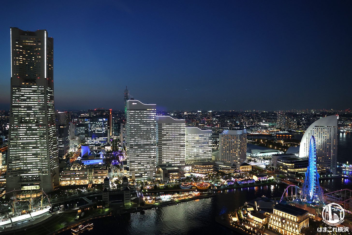 青色にライトアップした横浜の夜景