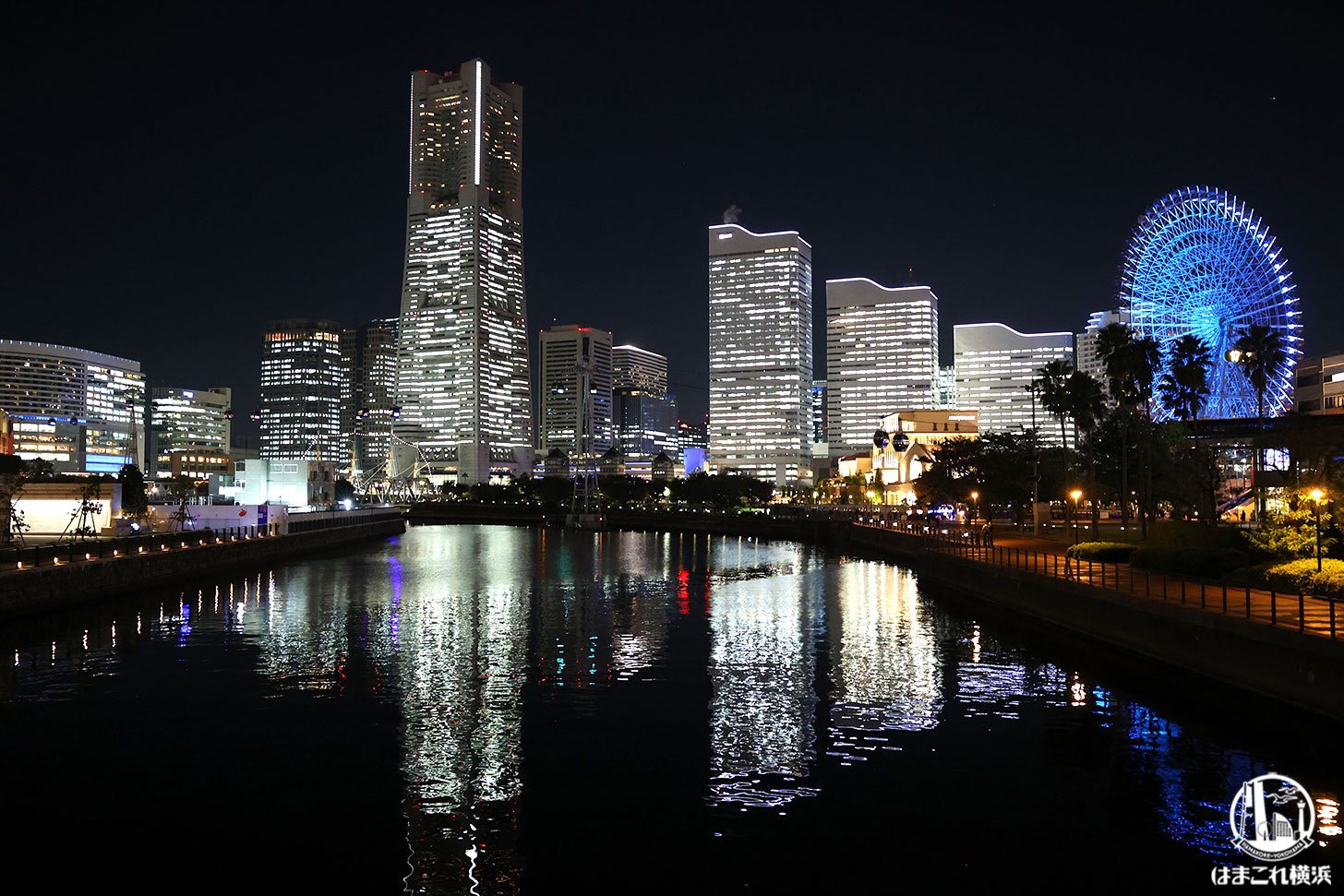 万国橋から見た青色にライトアップした横浜の夜景