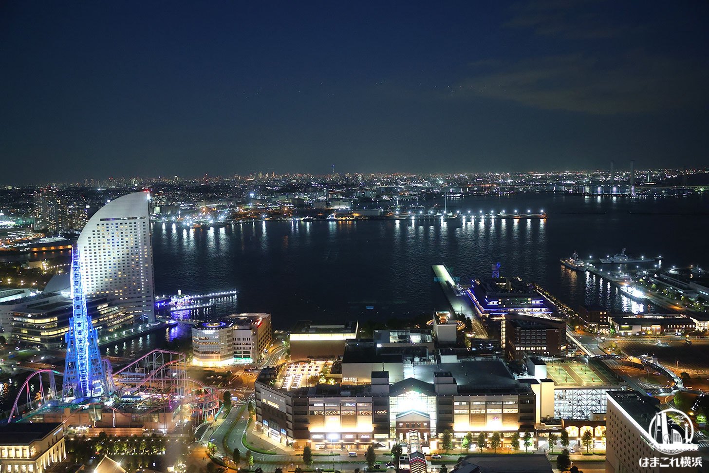 青色にライトアップした横浜の夜景