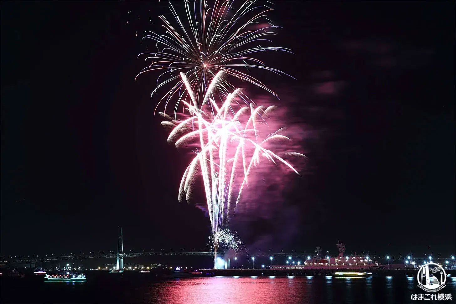 12月7日に横浜みなとみらいで打ち上げ花火！街が赤に染まるライトアップやドローンショーも