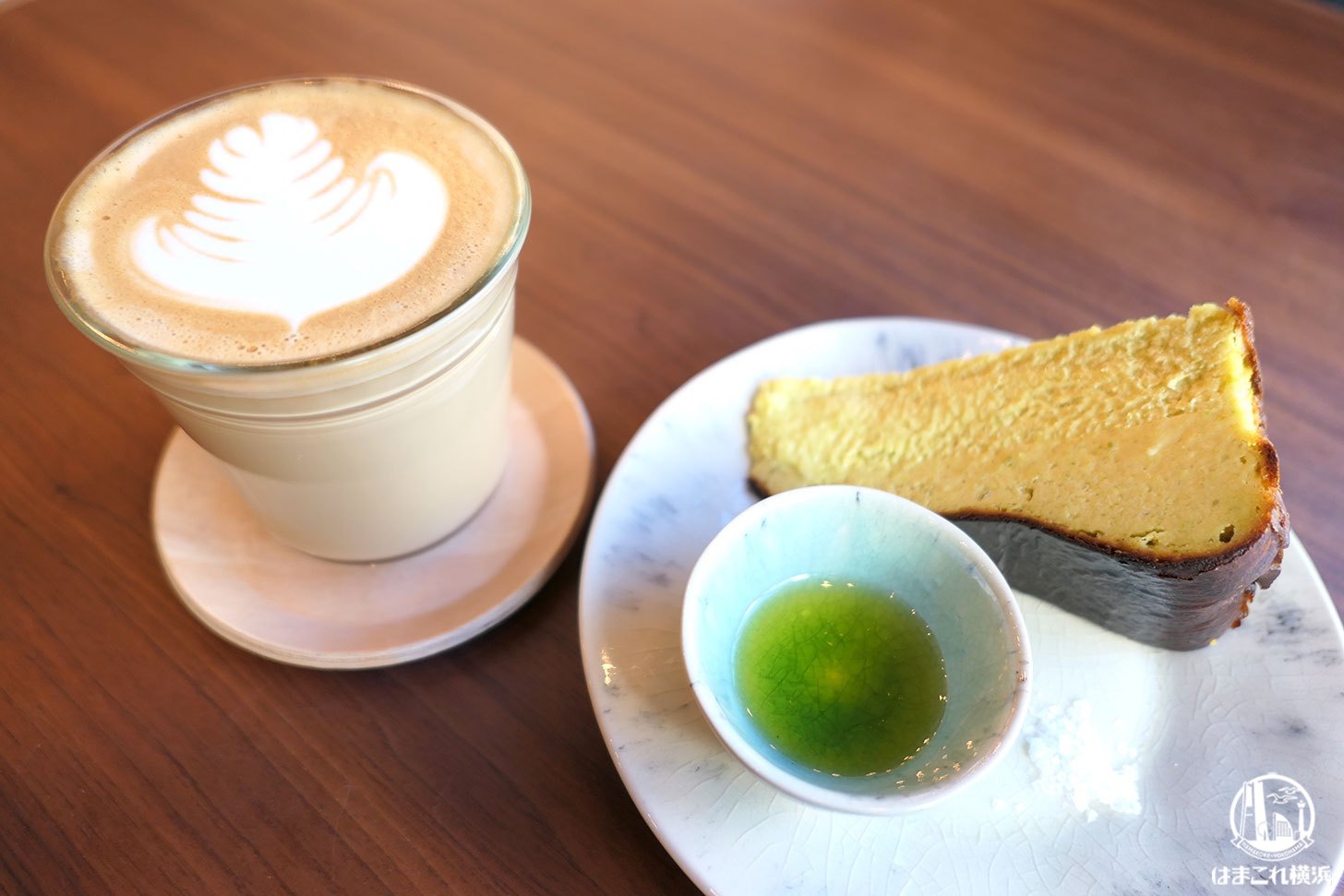 カフェラテとピスタチオのバスクチーズケーキ