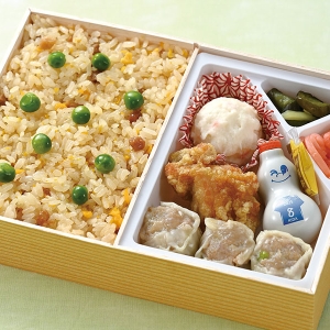 崎陽軒「横浜F・マリノス応援炒飯弁当」2025年も発売決定！トリコロールひょうちゃん封入