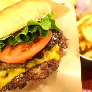 横浜のセントラルバーガーショップで山手散策前ランチ！カリ焼きパティのスマッシュバーガー