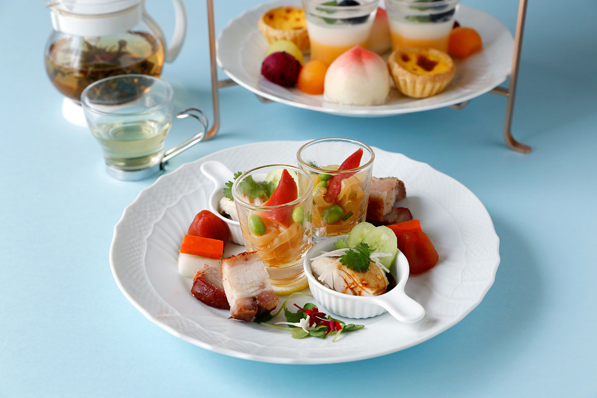 クラゲと枝豆・ホッキ貝の和え物/“よだれ鶏”蒸し鶏の辛味ソース/窯焼きチャーシュー・皮付き豚バラ肉の焼き物/野菜の甘酢漬け(きゅうり・大根・トマト)