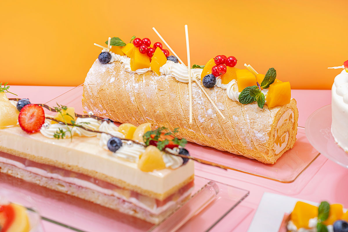 マンゴーとココナッツのロールケーキ(上)桃とライチと杏仁のムース(下)