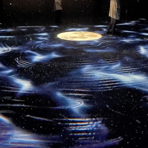 横浜赤レンガ倉庫でアートプラネタリウム「星とたたずむ」開催！宇宙の静寂に包まれる特別な夏