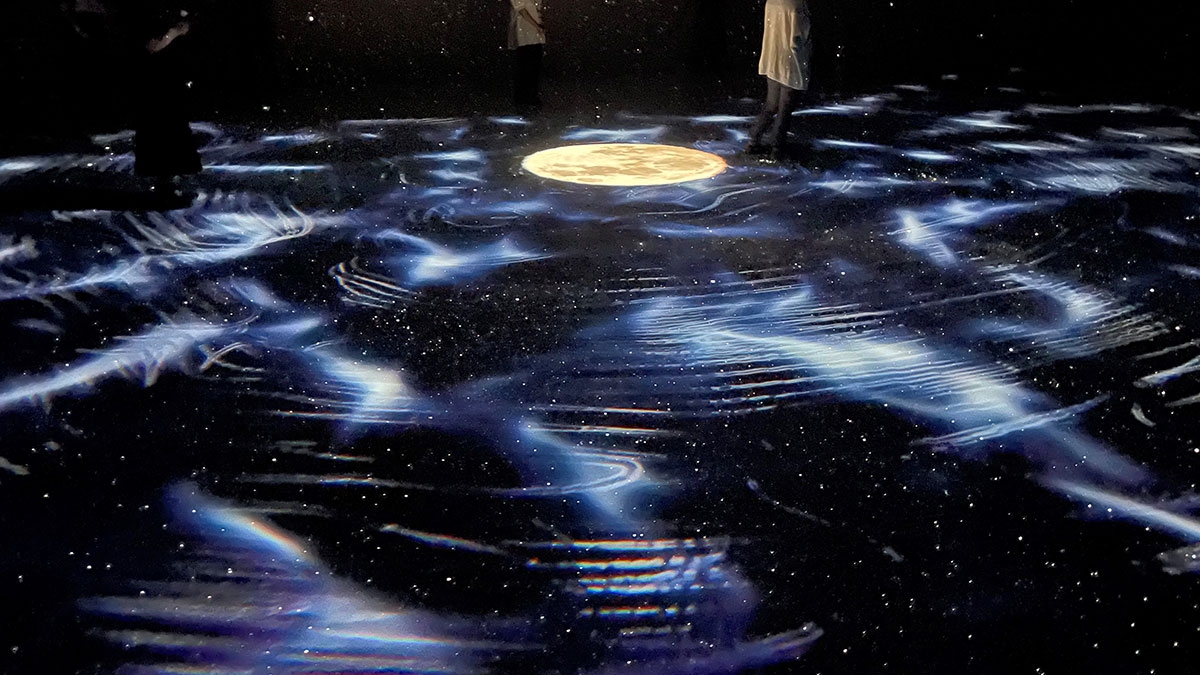横浜赤レンガ倉庫でアートプラネタリウム「星とたたずむ」開催！宇宙の静寂を体感する特別な夏