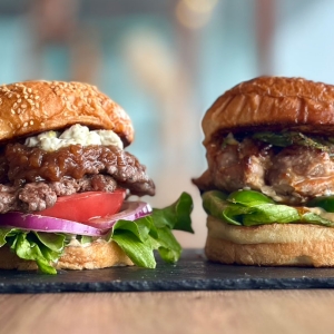 横浜港大さん橋にコラボバーガー！梅や“YAKITORIテリヤキバーガー”＆横浜ビール“ビアバーガー”
