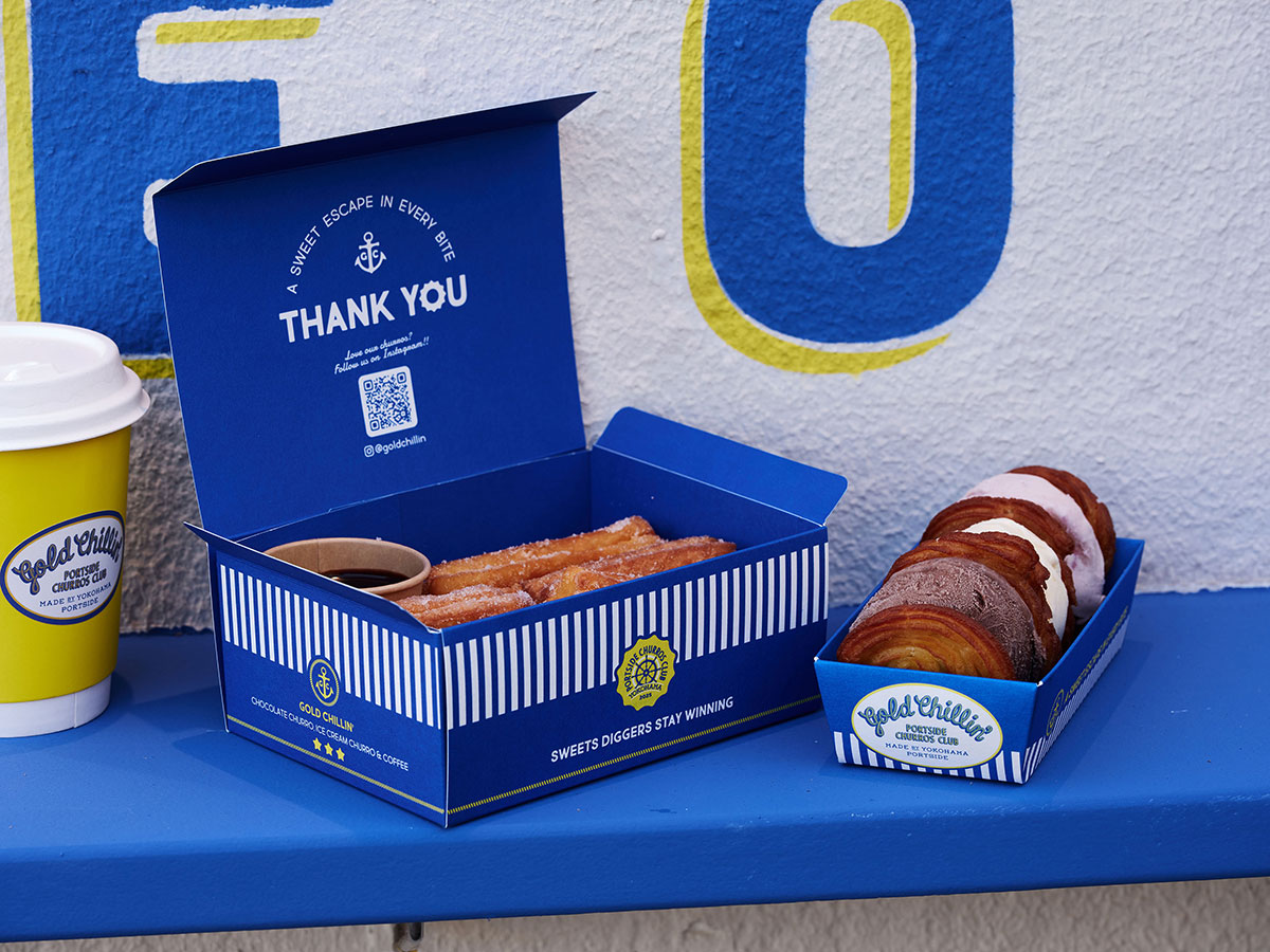 中央:チョコレートをディップして食べるチュロス「CHOCOLATE CHURROS BOX」