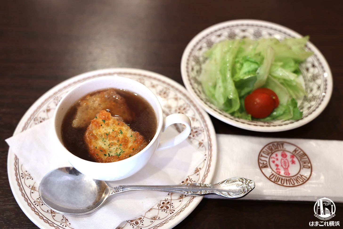 セットのスープとサラダ