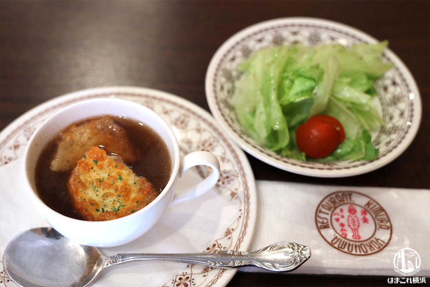 セットのスープとサラダ