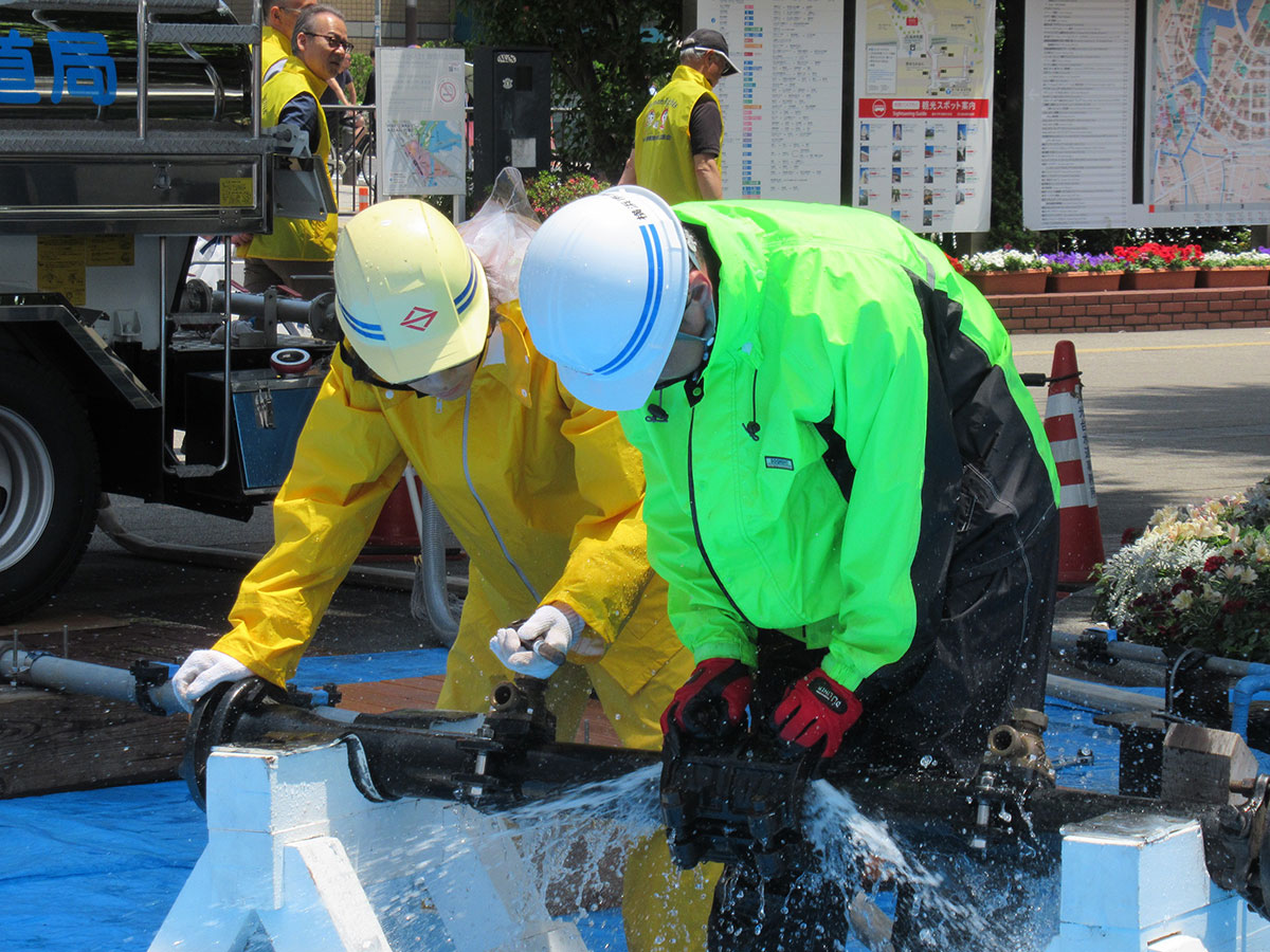 水道局職員による漏水修理の実演、漏水修理体験コーナー