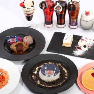 横浜のランドマークプラザにドラマ「笑ゥせぇるすまん」コラボカフェ！喪黒福造テーマの限定メニュー