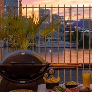 ザ・ワーフハウス山下公園「BBQプラン」2025年も開始！海が間近の非日常ビアガーデンテラス