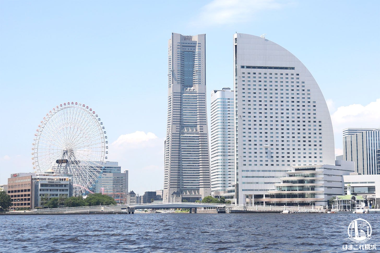 海から見た横浜みなとみらいの街並み