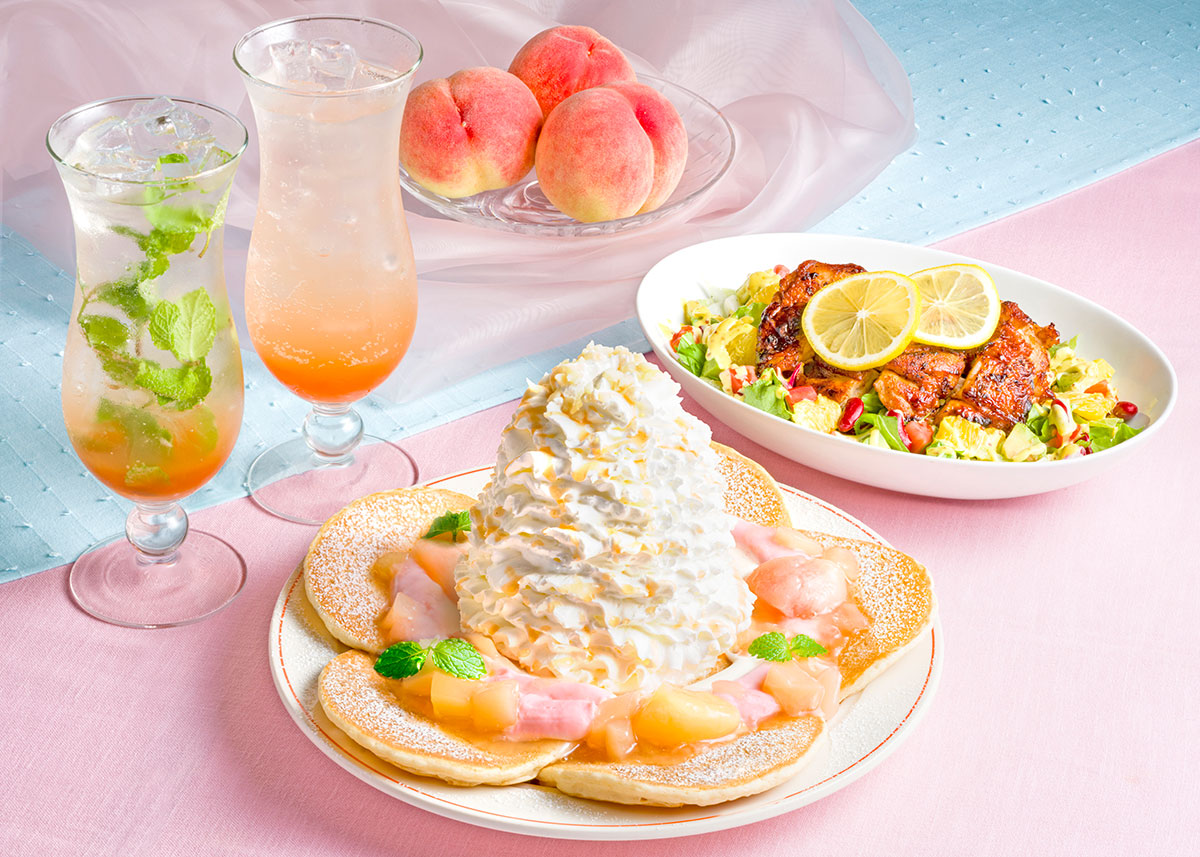 エッグスンシングスから夏限定「白桃のパンケーキ」とろける白桃×ミルクのクリームを贅沢に！