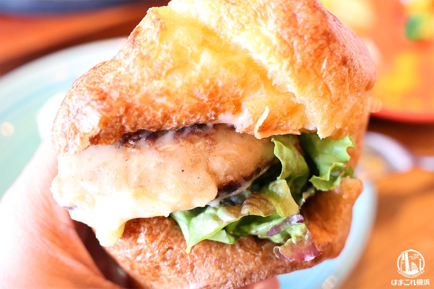 シェアした鉄板焼きハンバーグをサンドしたポップオーバー