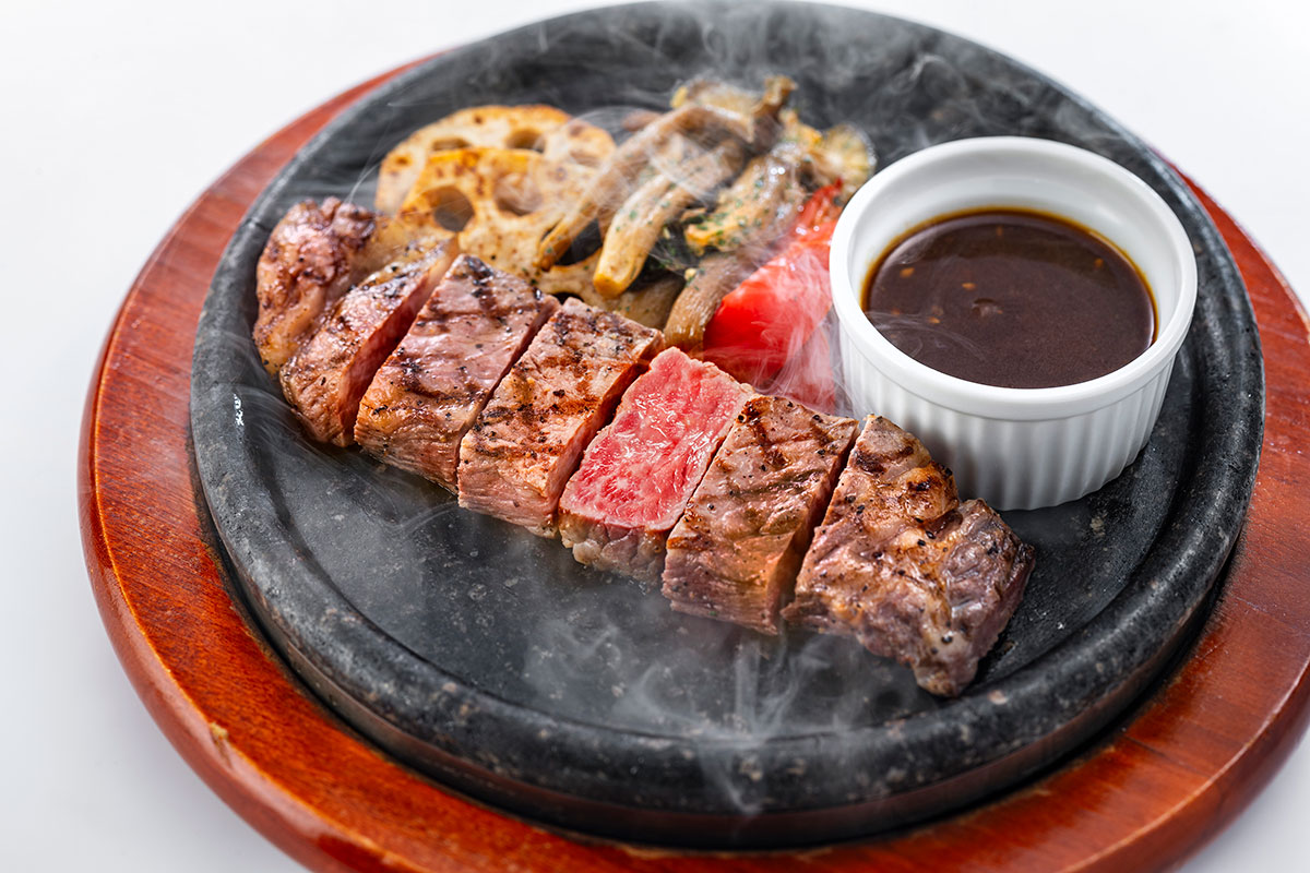 熊本県産牛肉の石焼ステーキ にんにく味噌ソース