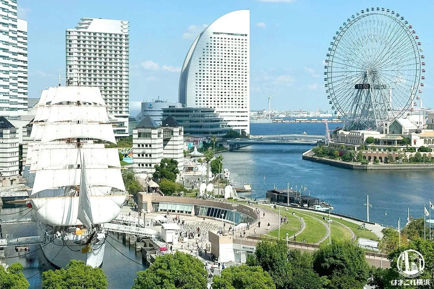 総帆展帆の日本丸とみなとみらいの景観