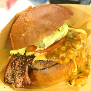 横浜駅「プレイヤーズ」バーガーランチ！ピリ辛決め手のジューシーパティ×バンズが魅せる旨さ