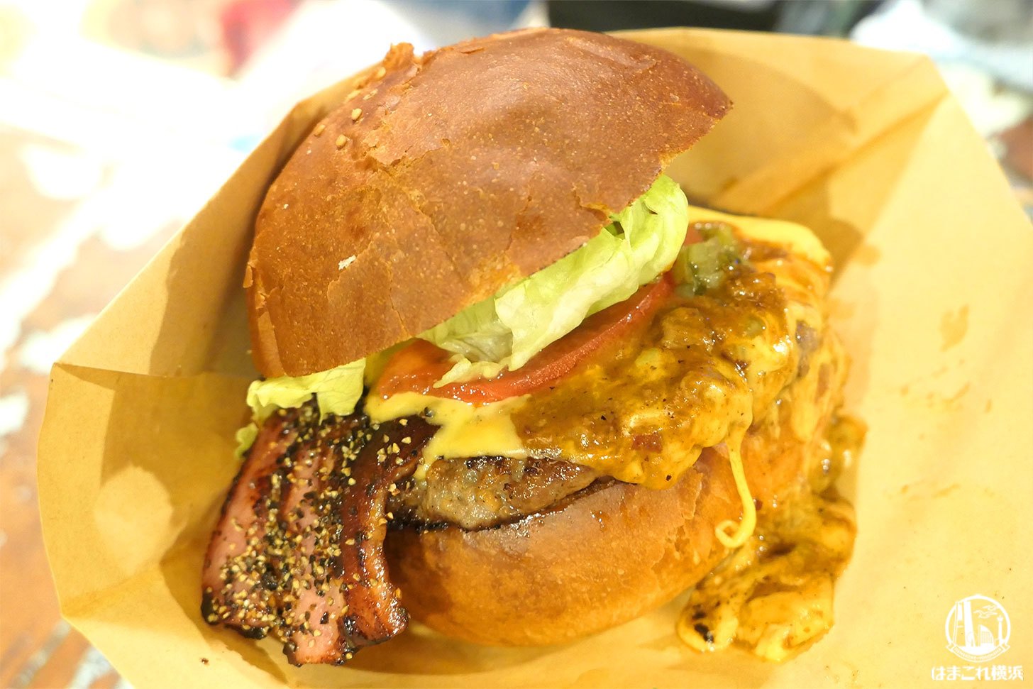 横浜駅「プレイヤーズ」バーガーランチ！ピリ辛決め手のジューシーパティ×バンズが魅せる旨さ