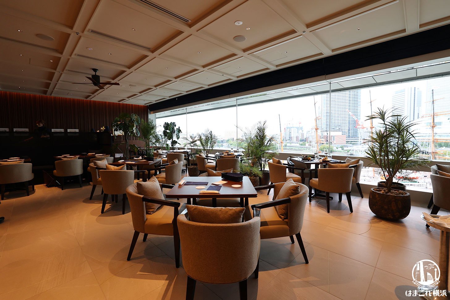 BAY GRILL(ベイ グリル)ゆったりとした店内テーブル席