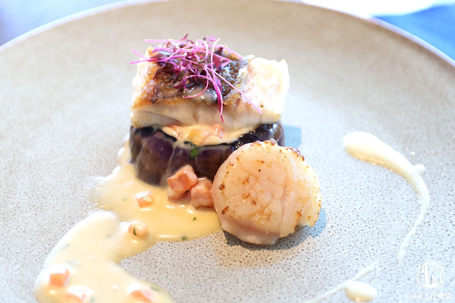 白身魚のグリルとホタテ貝ハーブとトマトのブールブランソース